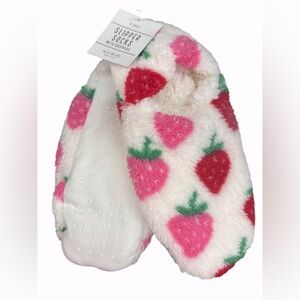 2 PAIR Women's Strawberry Slippers Lightweight Soft Sole Slippers
M/L (8-10)
NWT